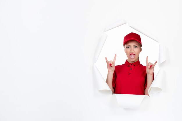 Corriere femminile in uniforme rossa su bianco