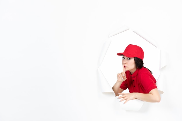 Corriere femminile in uniforme rossa su bianco