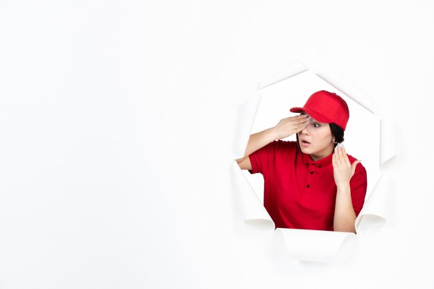 Corriere femminile in uniforme rossa su bianco