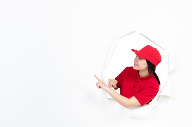 Corriere femminile in uniforme rossa su bianco