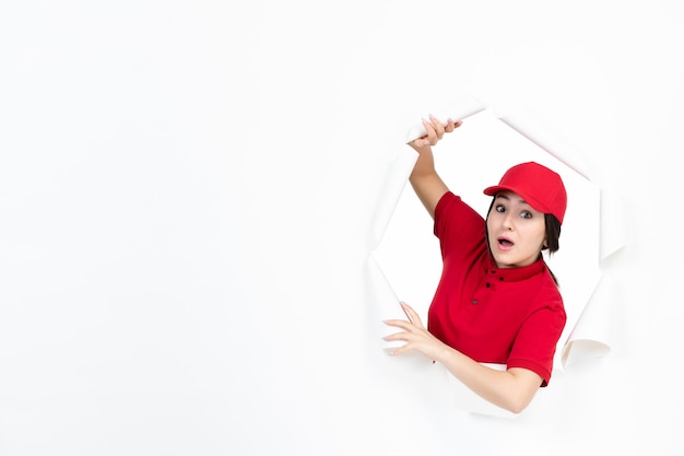 Corriere femminile in uniforme rossa su bianco