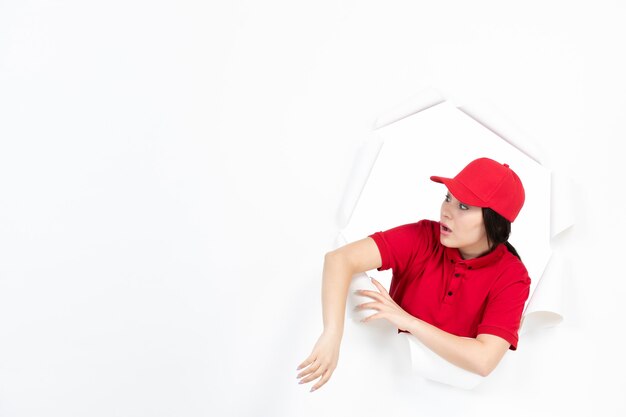Corriere femminile in uniforme rossa su bianco