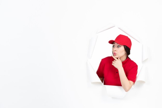Corriere femminile in uniforme rossa su bianco