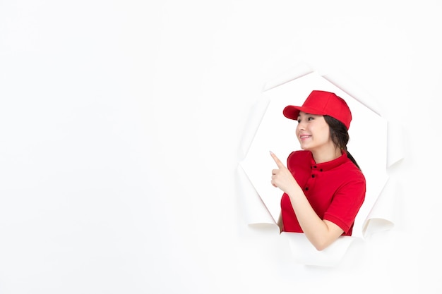 Corriere femminile in uniforme rossa su bianco