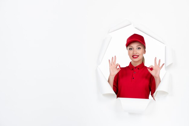 Corriere femminile in uniforme rossa su bianco