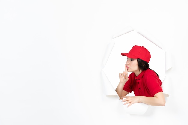 Corriere femminile in uniforme rossa su bianco