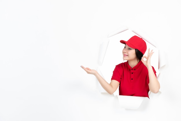 Corriere femminile in uniforme rossa su bianco