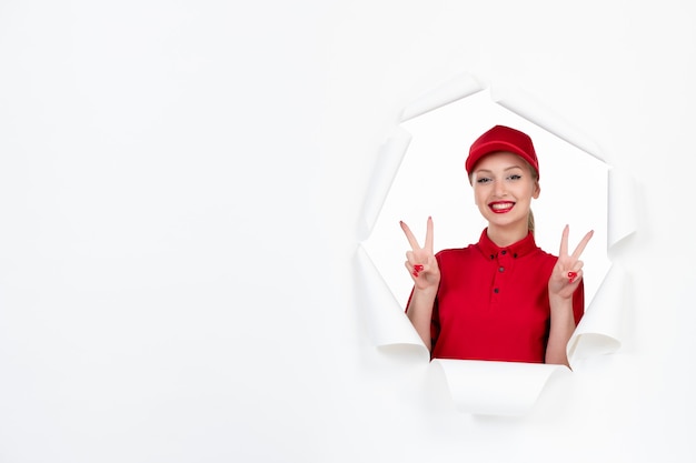 Corriere femminile in uniforme rossa su bianco