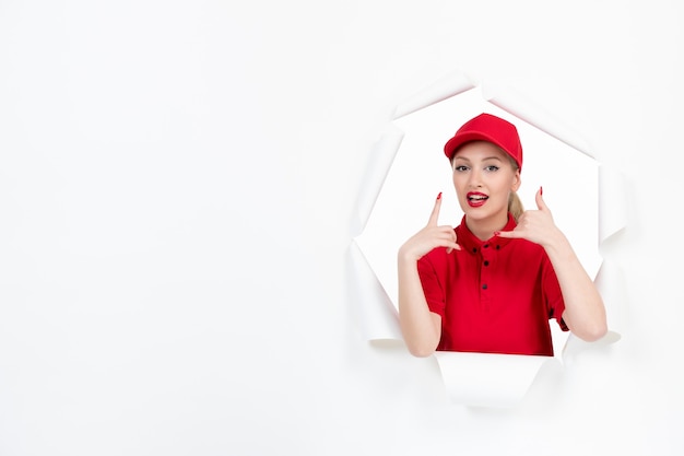 Corriere femminile in uniforme rossa su bianco