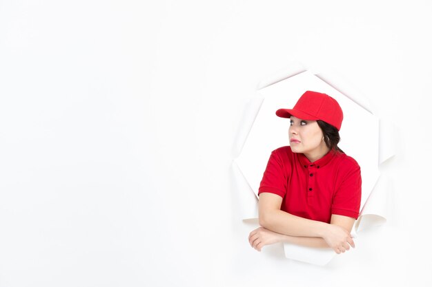 Corriere femminile in uniforme su bianco