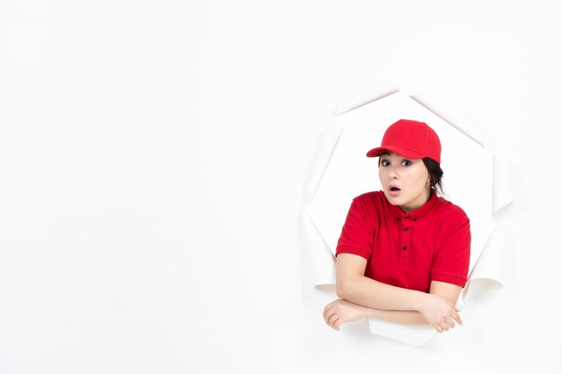 Corriere femminile in uniforme su bianco