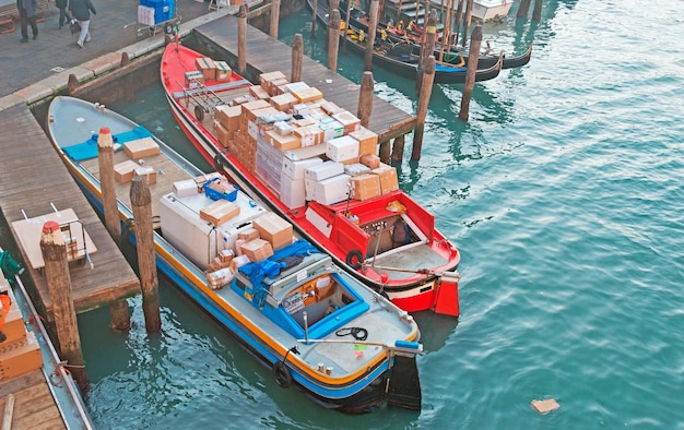 Corrieri pieni di pacchi a Venezia Italia