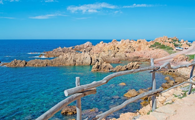 Corrimano in legno sul mare di Costa Paradiso