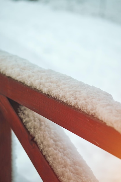 Corrimano innevato in legno Neve sulla terrazza in legno durante l'inverno