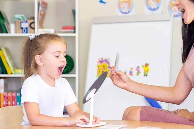 Corsi di logopedia e sviluppo con una bambina. Esercizi di logopedia e giochi con specchio e carte