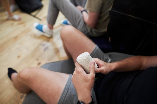 corsi di medicina tattica, medicazioni. Corso di primo soccorso. I medici trattano il paziente con bende.