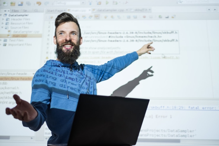 Foto corsi di programmatore presso l'insegnante del centro educativo gesticola mentre tiene conferenze sulla tecnologia