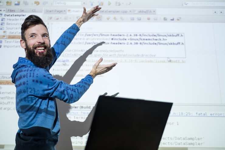Foto corsi di programmatore presso l'insegnante del centro educativo gesticola mentre tiene conferenze sulla tecnologia