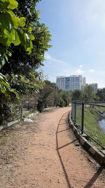 Corsia pedonale del lago iblur con copertura verde e chiara infrastruttura del cielo nuvoloso e del paesaggio urbano