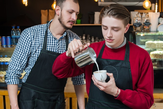 Corso barista apprendimento professione giovane studio