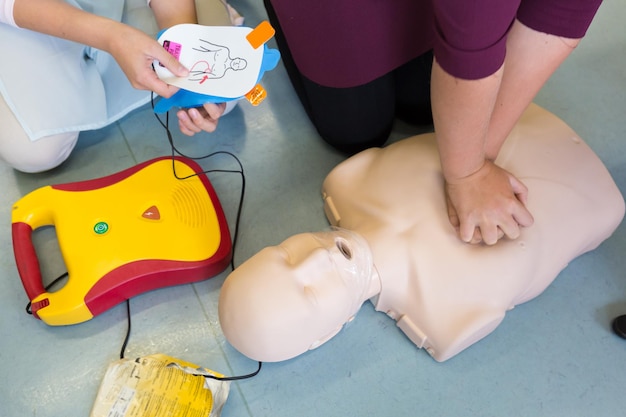 Corso di rianimazione cardiopolmonare di primo soccorso mediante defibrillatore automatico esterno, DAE.