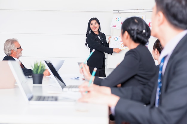 Corso di sviluppo personale, coaching e formazione per il lavoro di squadra aziendale. Incontro e discussione con i colleghi in sala conferenze.