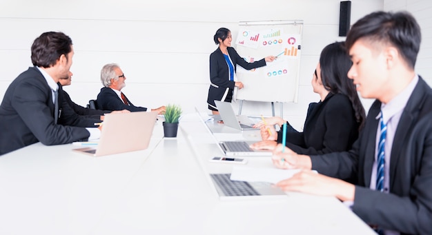 Corso di sviluppo personale, coaching e formazione per il lavoro di squadra aziendale. Incontro e discussione con i colleghi in sala conferenze.