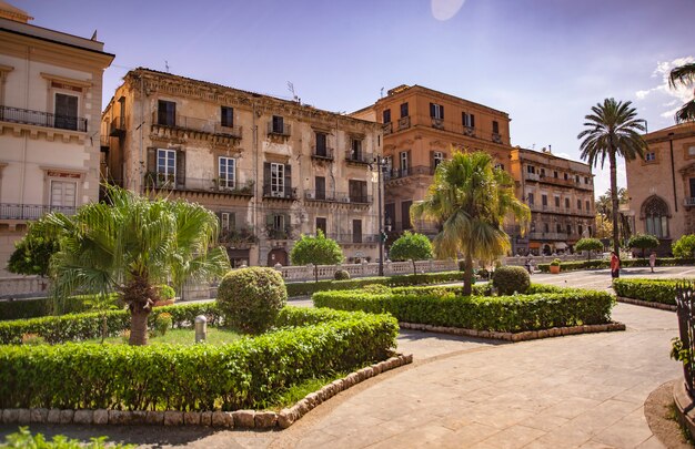 Corso Vittorio Emanuele a Palermo con gente che cammina una vita di città