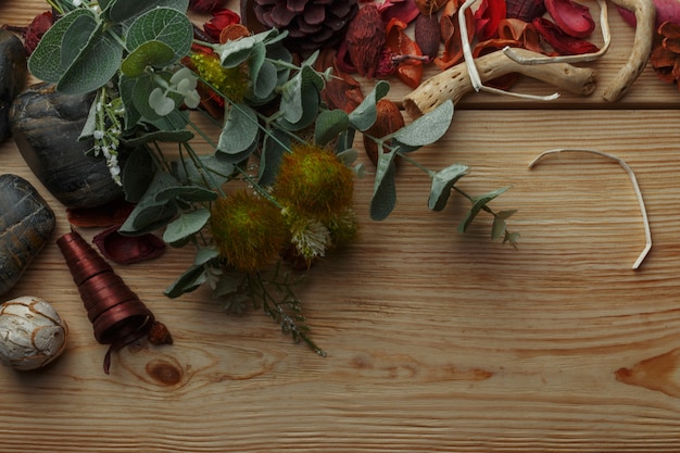 Corteccia e fiori secchi dell&#39;aroma su una tavola di legno