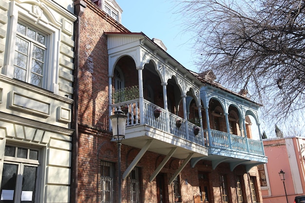 cortile con balcone intagliato