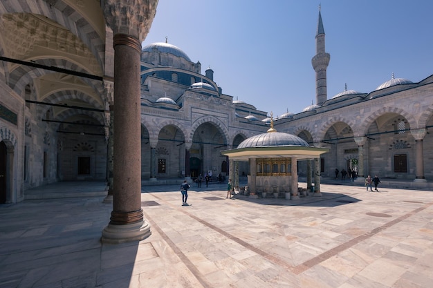 Cortile dell'antica Moschea Beyazit con turisti che scattano foto in una giornata di sole Istanbul Turchia