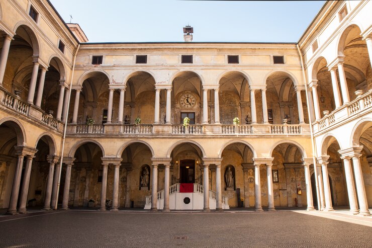Cortile dell&#39;Ospedale Maggiore della Carità a Novara