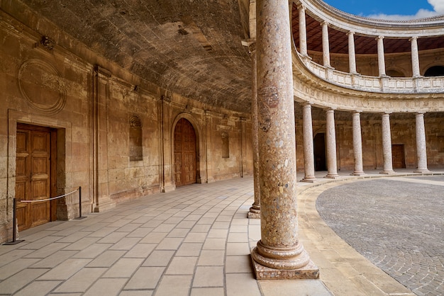 Cortile di Alhambra Carlos V a Granada