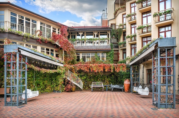 Cortile di Tiflis con un'altalena in via Ostozhenka a Mosca in una soleggiata mattina d'autunno