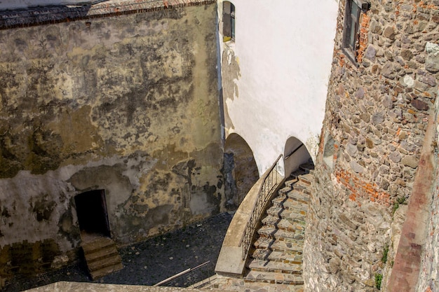 Cortile di un antico castello con scala in pietra