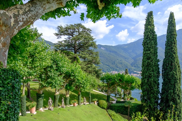 Cortile di Villa Balbianello con alberi verdi