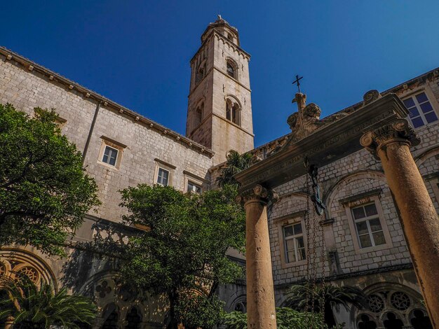 Cortile e chiostro del monastero francescano nella città vecchia di Dubrovnik in Croazia