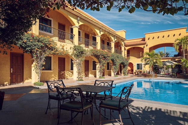 Cortile interno tradizionale di un palazzo messicano con piscina turchese