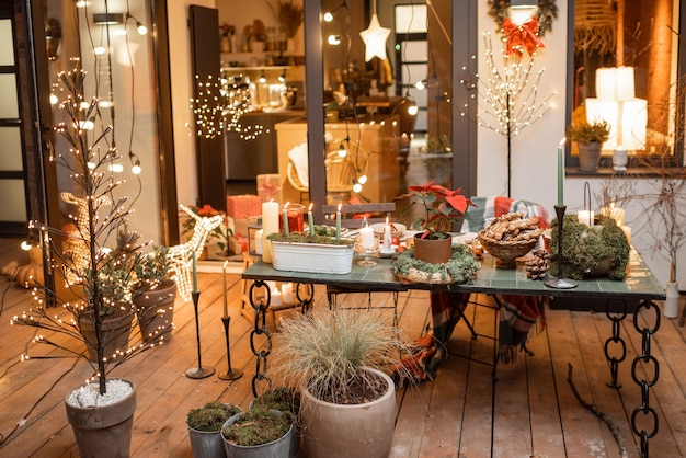 Cortile splendidamente decorato di una casa di campagna con un tavolo da pranzo festivo durante le vacanze di Capodanno