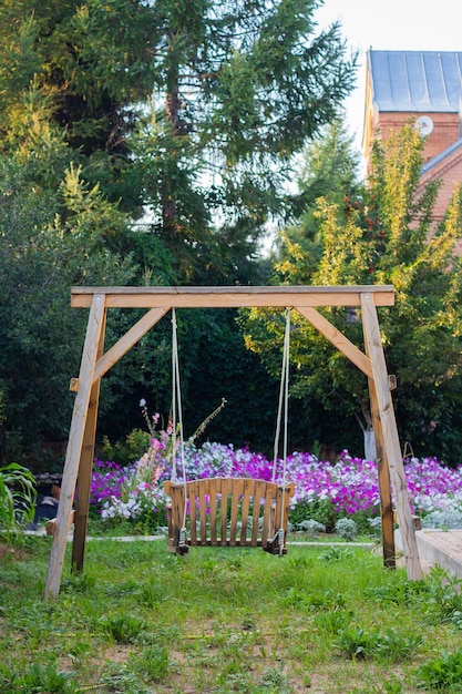 Cortile sul retro con erba altalena albero e altra vegetazione