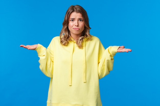 Cosa c'è che non va, perché. Ragazza bionda sciocca confusa e travagliata