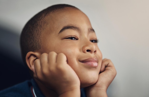 Cosa posso fare per divertirmi oggi Foto ritagliata di un adorabile ragazzino a casa