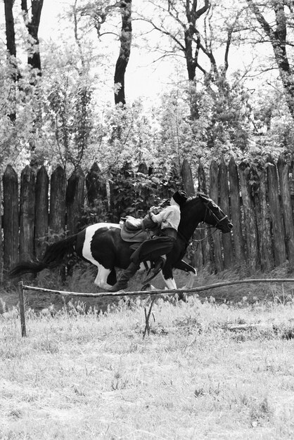 Cosacco di Zaporozhye dell'esercito di Zaporozhye in costume nazionale a cavallo