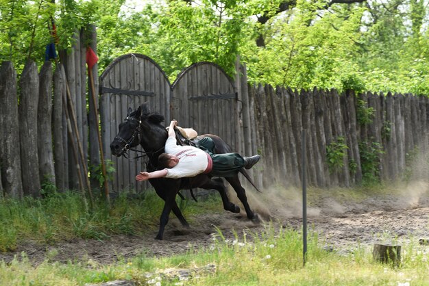 Cosacco di Zaporozhye dell'esercito di Zaporozhye in costume nazionale a cavallo