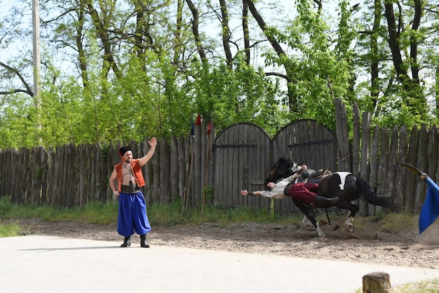 Cosacco di Zaporozhye dell'esercito di Zaporozhye in costume nazionale a cavallo