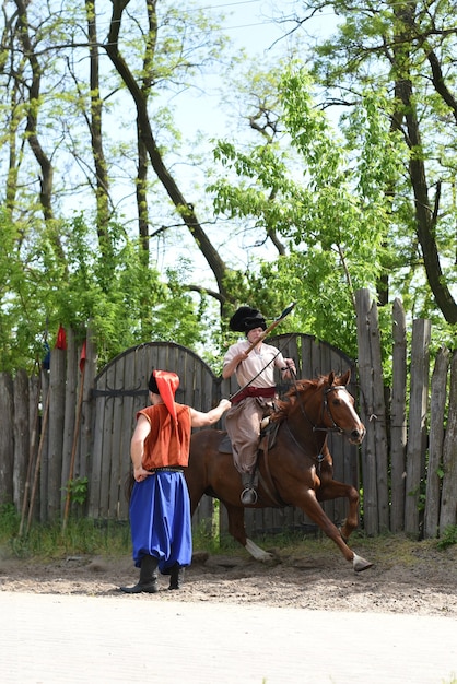 Cosacco di Zaporozhye dell'esercito di Zaporozhye in costume nazionale a cavallo