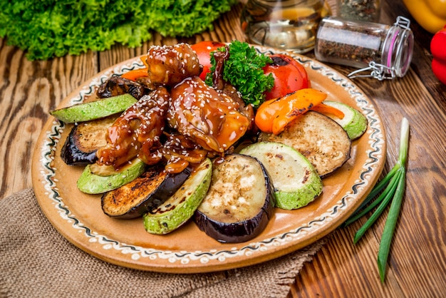 Cosce di coniglio arrosto guarnite con patate e broccoli