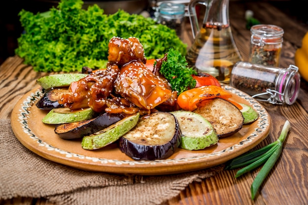 Cosce di coniglio arrosto guarnite con patate e broccoli