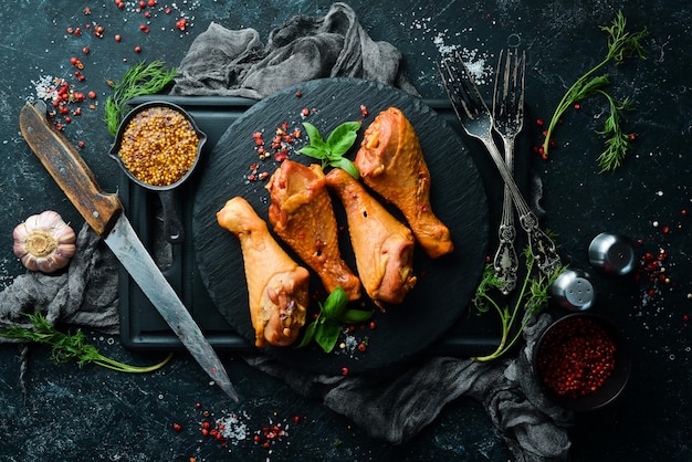 Cosce di pollo affumicate con spezie ed erbe aromatiche Vista dall'alto Spazio libero per il testo