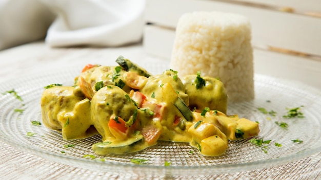 Cosce di pollo al curry con verdure e riso.